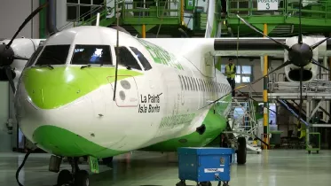 Avin en tareas de mantenimiento en un hangar de Binter. Foto: Diego Gmez