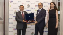 Enrique Maurer (centro) en el momento de recibir el premio como Ingeniero del Ao de junto a  2025 el decano del COIAE, Jos Manuel Hesse, y por la ingeniera Elena Mayoral, Ingeniero del Ao 2024.