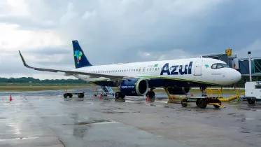 Avin de Azul Linhas Areas en pista.