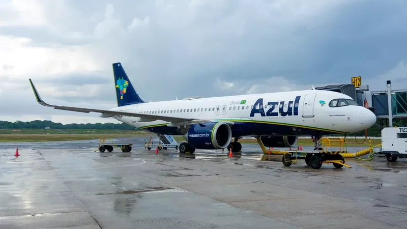 Avin de Azul Linhas Areas en pista.