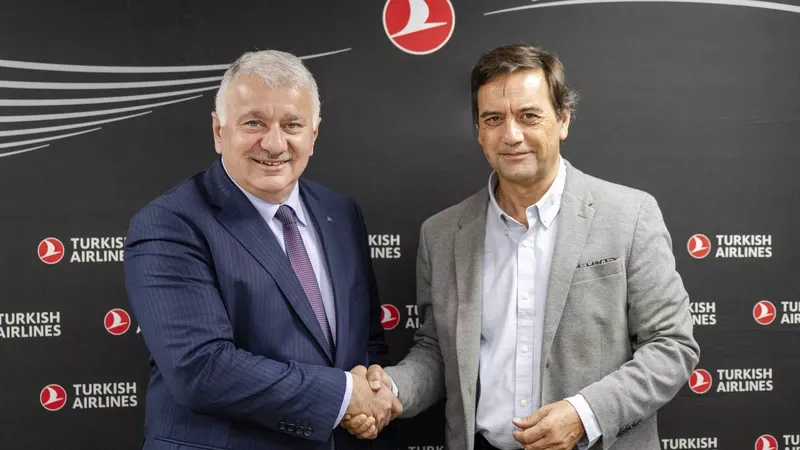 Lus Rodrigues (derecha), CEO de TAP Air Portugal y Bilal Ekşi, CEO de Turkish Airlines tras la ampliacin de su acuerdo de cdigo compartido. Foto: Turkish Airlines