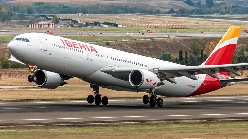  Aeronave de Ibera con el tren de aterrizaje desplegado. Foto: Iberia