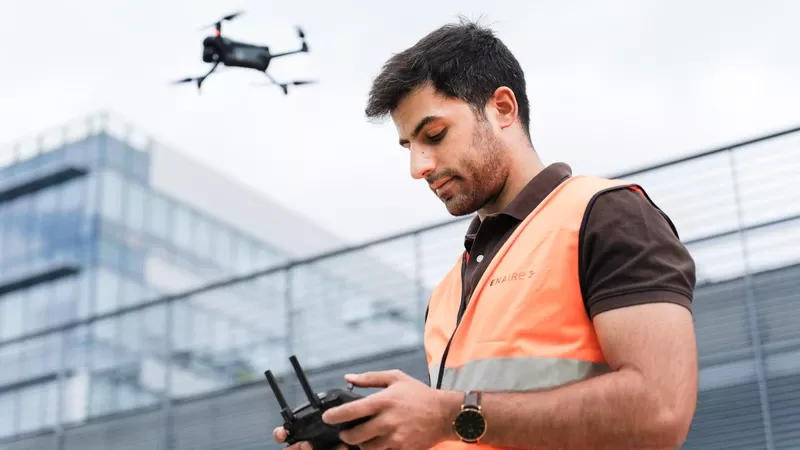 Piloto de dron junto a un dron en la demostracin de gestin de drones en Madrid en la que Enaire ha gestionado el espacio areo. Foto: Enaire