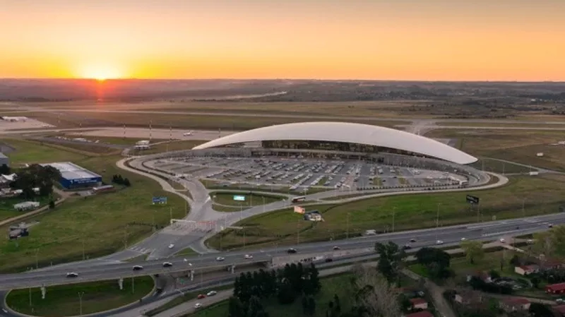 Vista area del Aeropuerto de Carrasco en Montevideo, Uruguay.