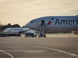 Aviones de American Airlines y Jetsmart en pista.