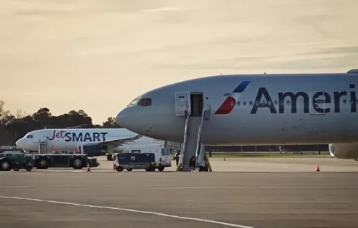 Aviones de American Airlines y Jetsmart en pista.