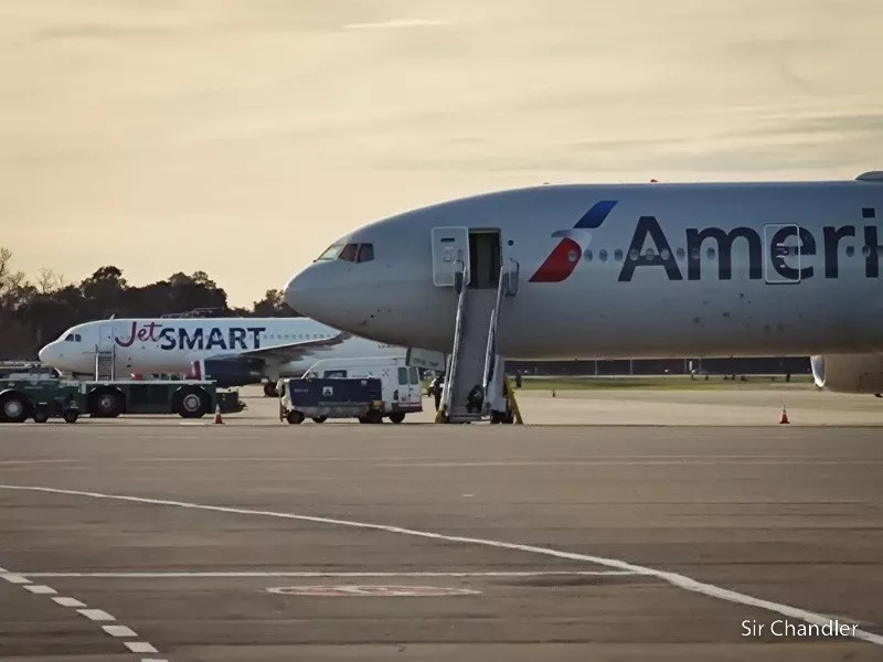 Aviones de American Airlines y Jetsmart en pista.