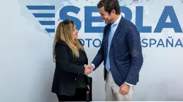 Fernando Miragaya, presidente de Sepla junto a Mara Paz Garca-Vera, directora general de la Fundacin Complutense, tras la firma del acuerdo de colaboracin. Foto: Sepla
