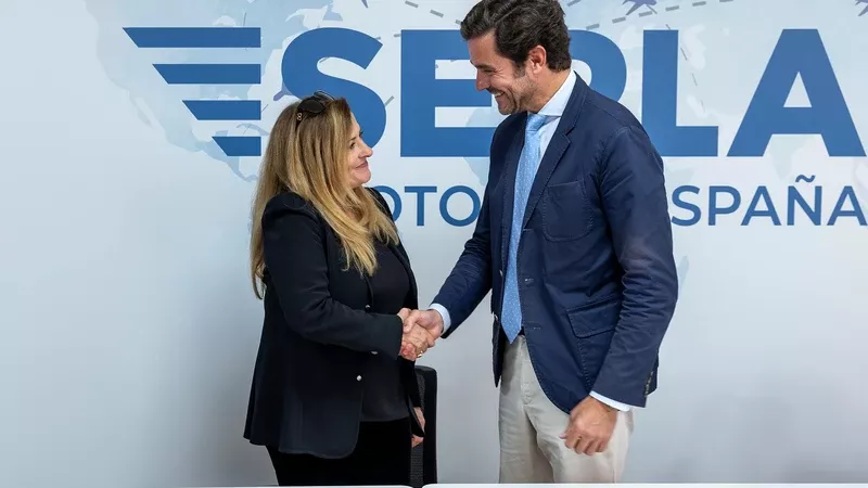 Fernando Miragaya, presidente de Sepla junto a Mara Paz Garca-Vera, directora general de la Fundacin Complutense, tras la firma del acuerdo de colaboracin. Foto: Sepla