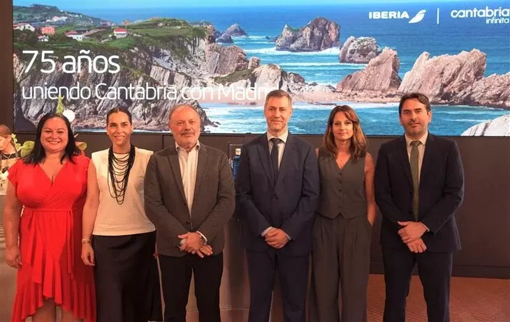 Foto de grupo de la celebracin de los 75 aos del vuelo Madrid-Santander. Foto: Iberia