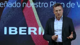 El presidente y consejero delegado de Iberia, Marco Sansavini durante su presentacin del Plan de Vuelo 2030. Foto: Diego Gmez