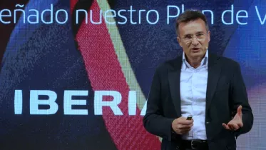 El presidente y consejero delegado de Iberia, Marco Sansavini durante su presentacin del Plan de Vuelo 2030. Foto: Diego Gmez