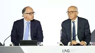 Javier Ferrn y Luis Gallego (izquierda), presidente y consejero delegado respectivamente de International Airlines Group (IAG), durante su intervencin en Junta General de Accionistas 2025. Foto: IAG