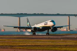 Avin Embraer E195-E2 de la aerolnea Azul en el Aeropuerto Santos Dumont (SDU) en Ro de Janeiro, Brasil. 