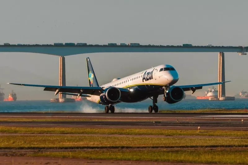 Avin Embraer E195-E2 de la aerolnea Azul en el Aeropuerto Santos Dumont (SDU) en Ro de Janeiro, Brasil. 