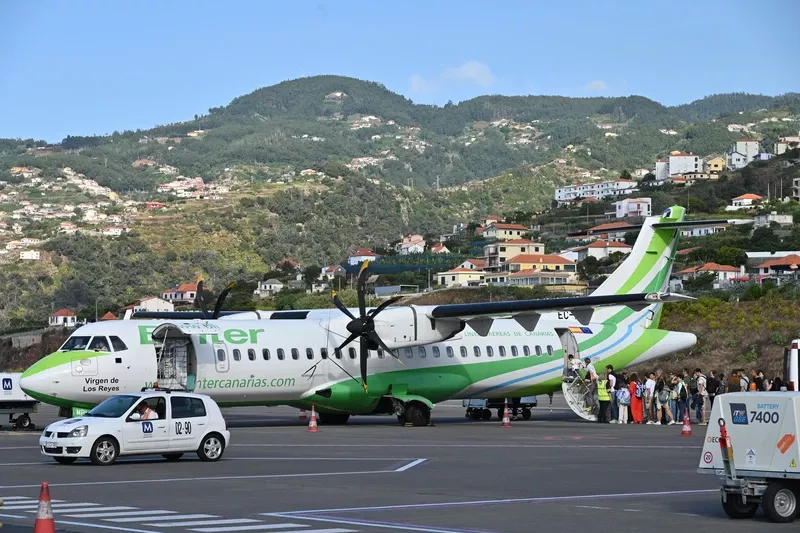 Aeronave ATR de Binter en la pista del Aeropuerto de Madeira. Foto: Binter