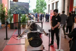 Un visitante del Espacio Iberia utilizando Birdly, un simulador de realidad virtual que emulaba el vuelo de un pjaro sobre Nueva York. Foto: Iberia