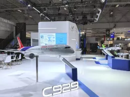 Imagen del estand de COMAC en el Saln Aeronutico de Pars 2025 con una maqueta del futuro C929. Foto: Liao Tianhang