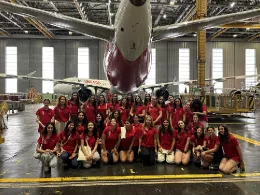 Grupo de 35 chicas jvenes que tuvieron la oportunidad de vivir una jornada inmersiva en el mundo de la aviacin comercial y el mantenimiento aeronutico.