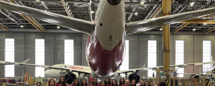 Grupo de 35 chicas jvenes que tuvieron la oportunidad de vivir una jornada inmersiva en el mundo de la aviacin comercial y el mantenimiento aeronutico.