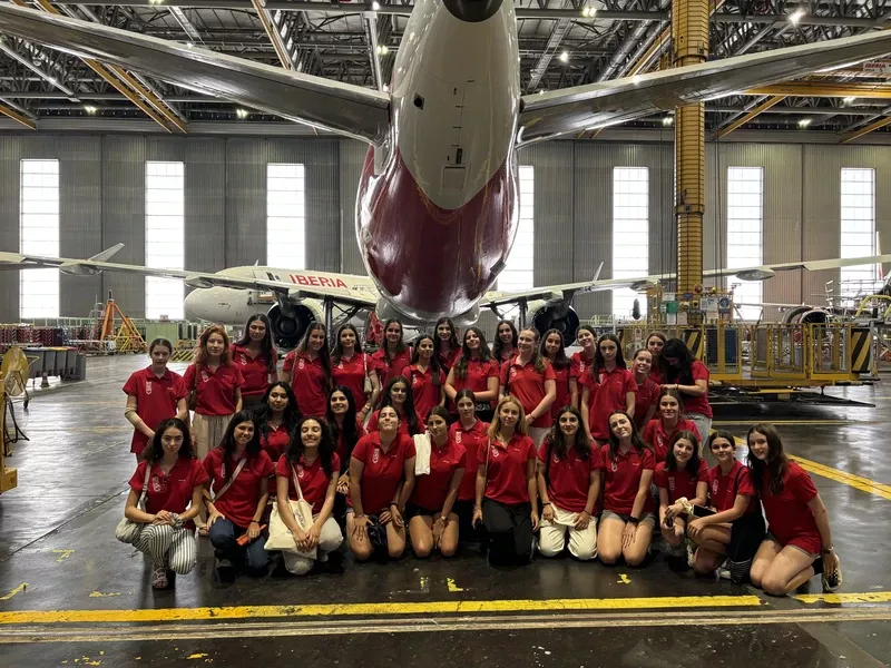Grupo de 35 chicas jvenes que tuvieron la oportunidad de vivir una jornada inmersiva en el mundo de la aviacin comercial y el mantenimiento aeronutico.