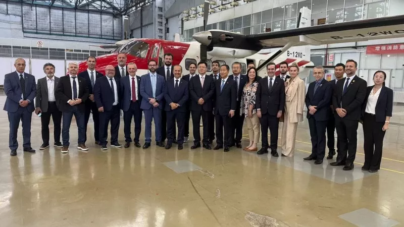 El gobernador catarinense Jorginho Melo visito la fbrica Harbin Aircraft Industry Group, que produce el Harbin Y-12F y otras aeronaves.