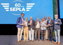 Fernando Miragaya, actual presidente de Sepla (izda) junto a Francisco Torres Arias, uno de los cuatro fundadores de Sepla, y a continuacin seis expresidentes de diferentes etapas de su historia.
