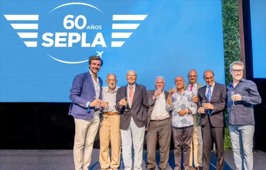 Fernando Miragaya, actual presidente de Sepla (izda) junto a Francisco Torres Arias, uno de los cuatro fundadores de Sepla, y a continuacin seis expresidentes de diferentes etapas de su historia.