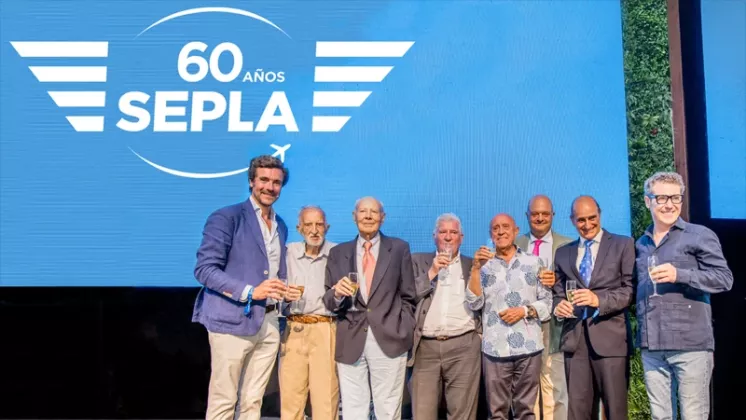 Fernando Miragaya, actual presidente de Sepla (izda) junto a Francisco Torres Arias, uno de los cuatro fundadores de Sepla, y a continuacin seis expresidentes de diferentes etapas de su historia.