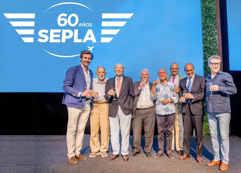 Fernando Miragaya, actual presidente de Sepla (izda) junto a Francisco Torres Arias, uno de los cuatro fundadores de Sepla, y a continuacin seis expresidentes de diferentes etapas de su historia.