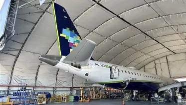 Avin de la aerolnea Azul en un hangar.
