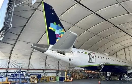 Avin de la aerolnea Azul en un hangar.