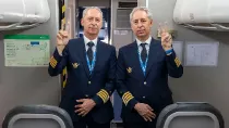 Dos pilotos gemelos en una campaa de concienciacin del Sepla, sobre la necesidad de dos pilotos en las cabinas de aviones comerciales. Foto: Sepla.