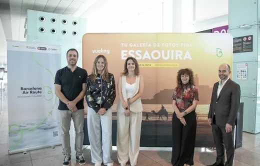 Tras la presentacin de la nueva ruta posaron representantes institucionales como Rosaura Ferriz, responsable de Asuntos Pblicos de Vueling; Vanessa Requena Arnau, jefa del Gabinete de Direccin del Aeropuerto Barcelona-El Prat de Aena; Elisabeth Oliva, jefa de Comunicacin de Aeroports de Catalunya; Marc Uni, jefe de Promocin Econmica Internacional del Ayuntamiento de Barcelona; y Jaume Adrover, secretaria del Comit de Desarrollo de Rutas Areas (CDRA) de la Cmara de Comercio de Barcelona. Foto: Vueling