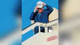Llegada del presidente de Estados Unidos, Donald Trump, al aeropuerto de Schiphol para asistir a la Cumbre de la OTAN en La Haya, desembarcando mediante una escalera de la empresa espaola EINSA. Parece que su primer mensaje es usa EINSA.