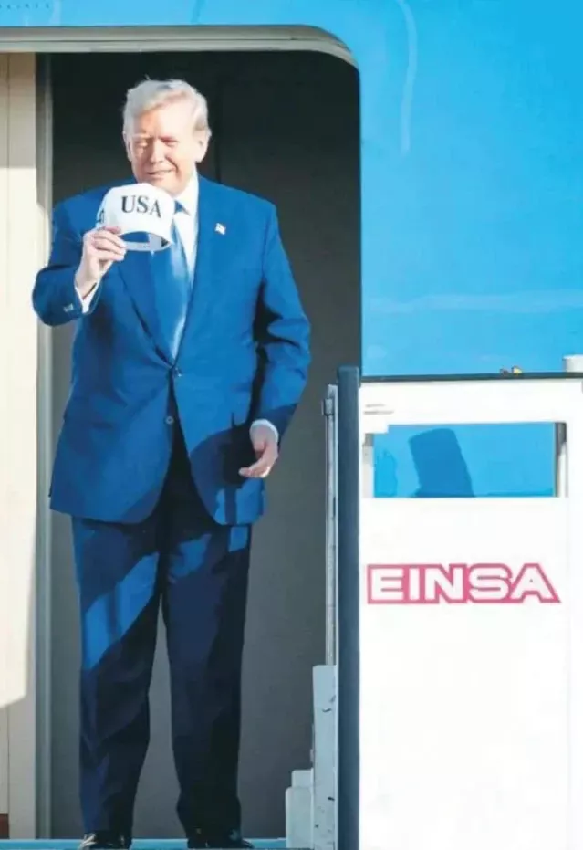 Llegada del presidente de Estados Unidos, Donald Trump, al aeropuerto de Schiphol para asistir a la Cumbre de la OTAN en La Haya, desembarcando mediante una escalera de la empresa espaola EINSA. Parece que su primer mensaje es usa EINSA.