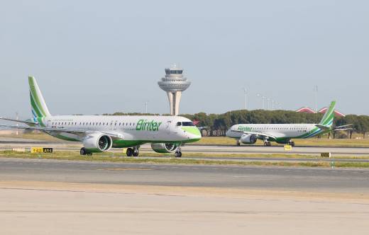 Dos aviones de Binter en un aeropuerto. (foto: Binter)