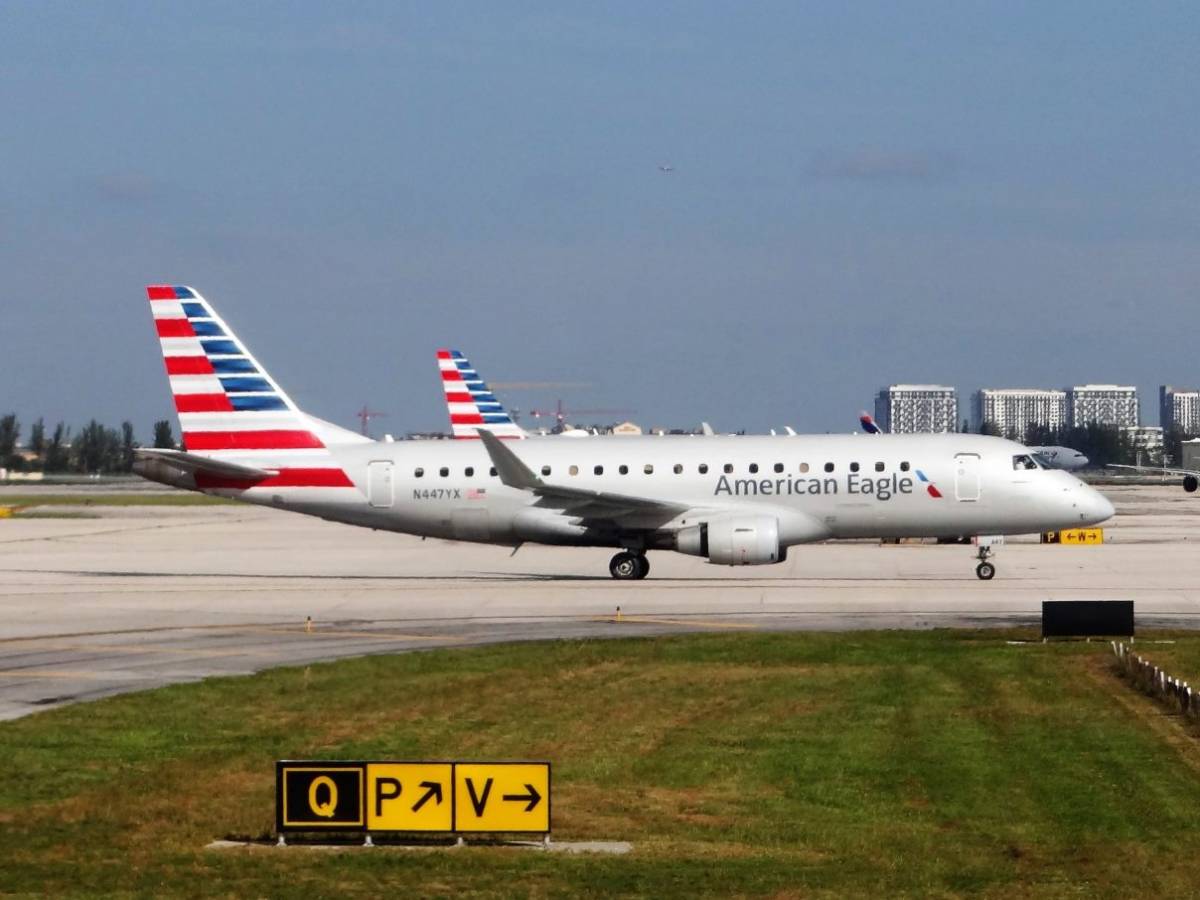 Un avin Embraer.