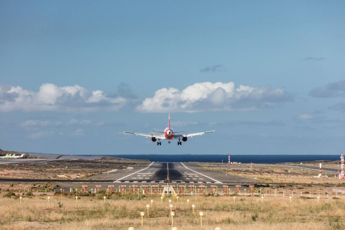 Un avin aterrizando en un aeropuerto. (foto: ENAIRE)