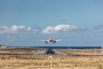 Un avin aterrizando en un aeropuerto. (foto: ENAIRE)