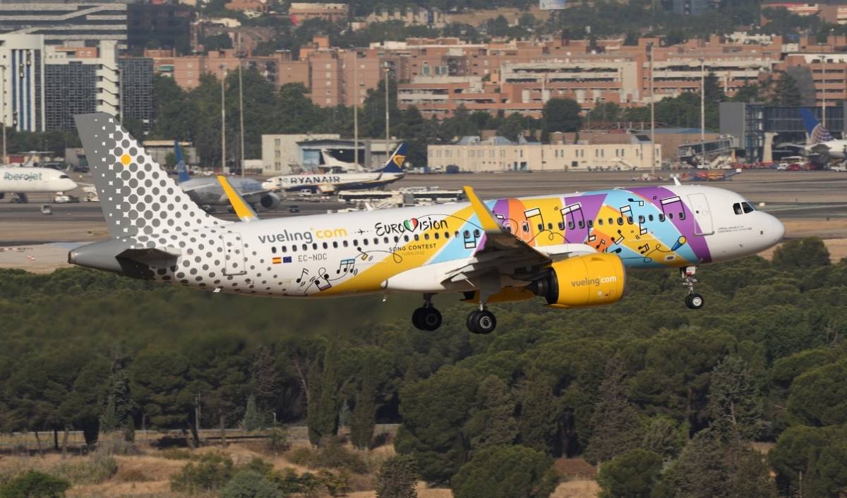 Airbus A320 de Vueling aterrizando en Madrid/Barajas (foto Antonio Camarasa).