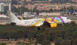 Airbus A320 de Vueling aterrizando en Madrid/Barajas (foto Antonio Camarasa).
