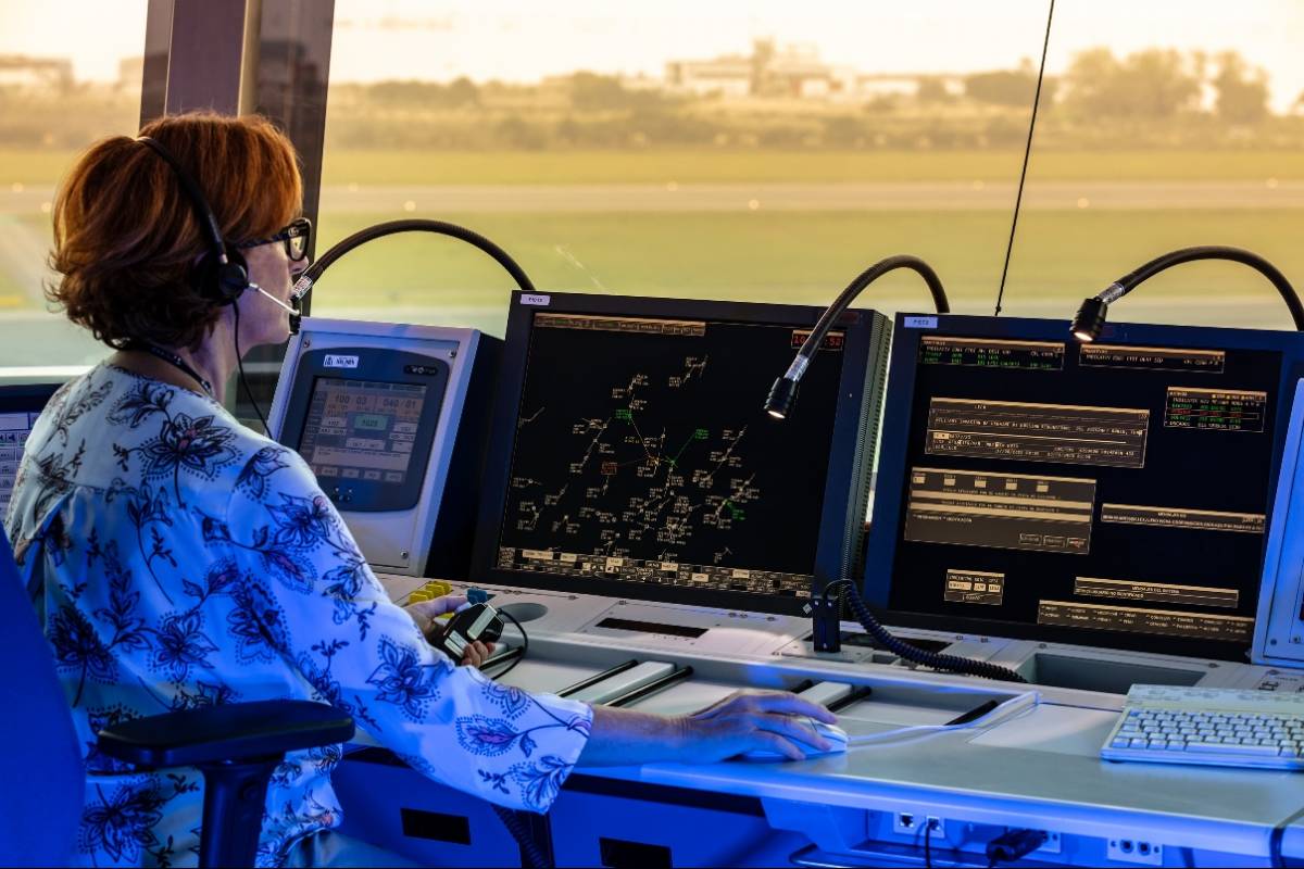 Una controladora en una torre de control. (foto: ENAIRE)