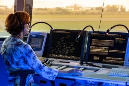 Una controladora en una torre de control. (foto: ENAIRE)