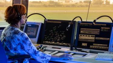 Una controladora en una torre de control. (foto: ENAIRE)