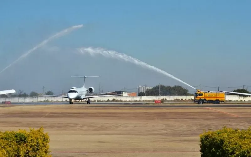 Aeronave ERJ-145LR de la empresa argentina American Jet a su llegada al Aeropuerto de Sorocaba.