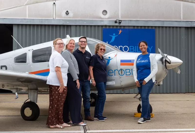 De izq. a der. Sally Rangecroft, de Aerobility; Syreeta Tranfield, de Inter Airport Europe; Harvey Matthewson, Sue David y Hailey Crumpton, de Aerobility. Foto: Jacob Hurley, en el aeropuerto de Blackbushe.