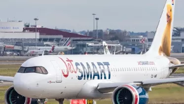 Avin de JetSmart en un aeropuerto.