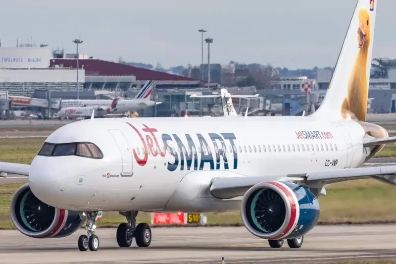 Avin de JetSmart en un aeropuerto.