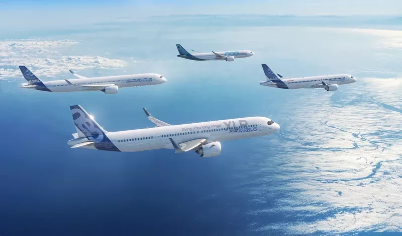 Diferentes modelos de avin de Airbus en vuelo.